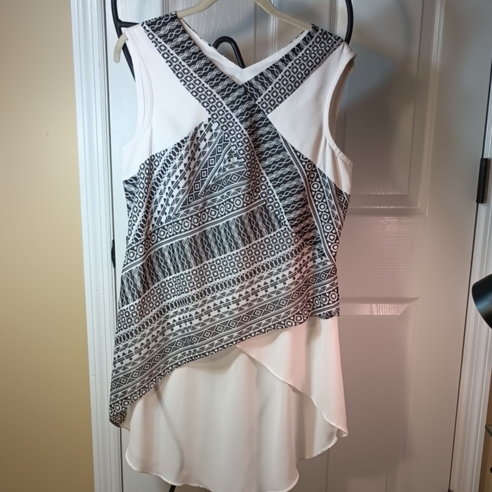Black and White Geometric Sleeveless Top 6 Used Like New